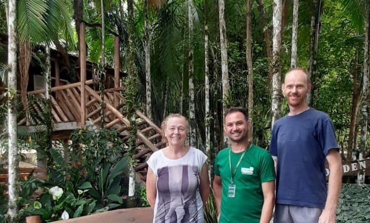 Secretário de Cultura e Turismo, Rodrigo Bonecher, com os proprietários do Sítio da Prosperidade, no bairro Indaiá