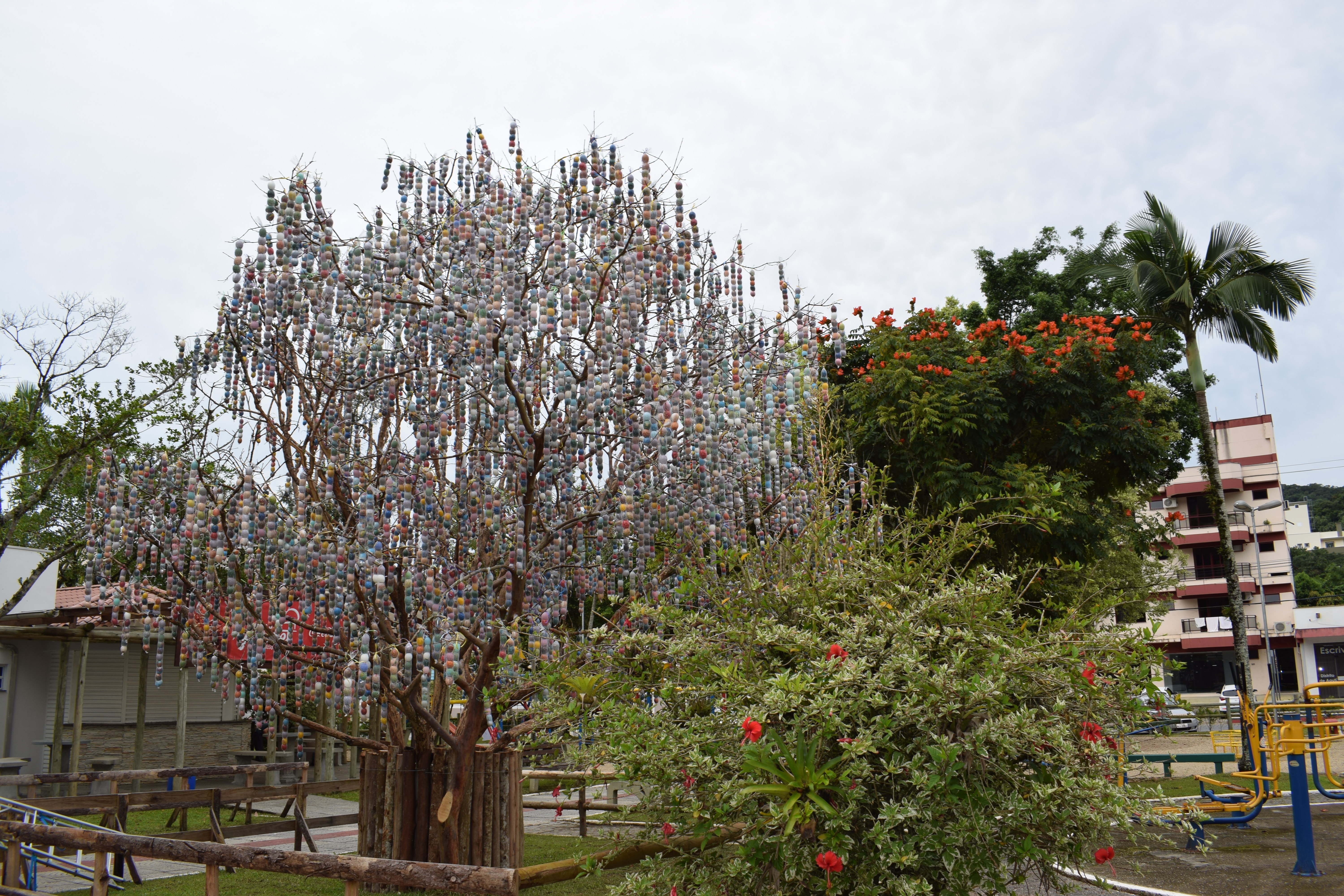 Árvore de Páscoa conta 14 mil casquinhas