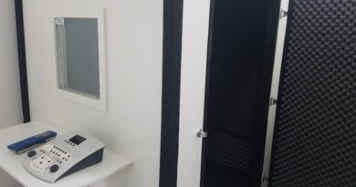Cabine de audiometria e equipamentos integram o novo consultório