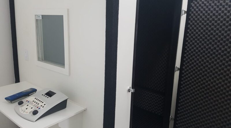 Cabine de audiometria e equipamentos integram o novo consultório