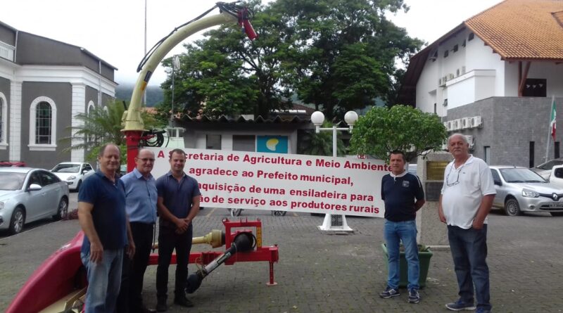 Biólogo da Secretaria de Agricultura, Marinho Tomasi, presidente da Câmara de Vereadores, Valdemir Quaiatto, prefeito Gian Francesco Voltolini, vice-prefeito Jaison Marchiori e secretário de Cultura e Turismo, Salvio Tonini recebem a ensiladeira