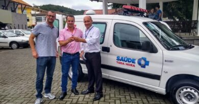 Prefeito Gian Francesco Voltolini e secretário adjunto Adauto Raulino recebem chave do supervisor de vendas Ulisses Guimarães