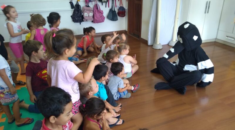 "Mosquitão" invade escolas para transmitir conhecimento