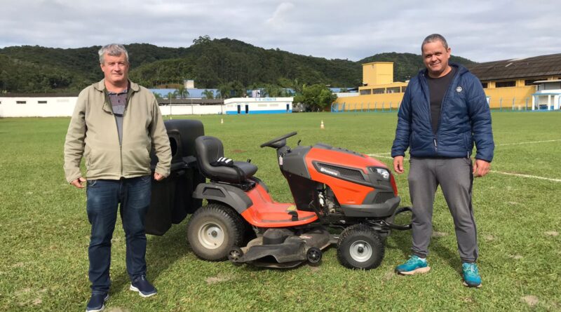 Prefeito em exercício, Moacir Dalla Brida e secretário de Esportes, Fabiano Rodrigues com o novo equipamento recebido