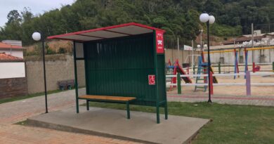 Novo ponto de ônibus localizado na frente da praça do bairro Mato Queimado