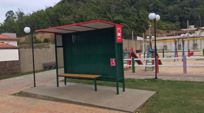 Novo ponto de ônibus localizado na frente da praça do bairro Mato Queimado