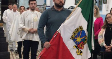 Prefeito carregou a bandeira de Nova Trento durante a entrada da celebração