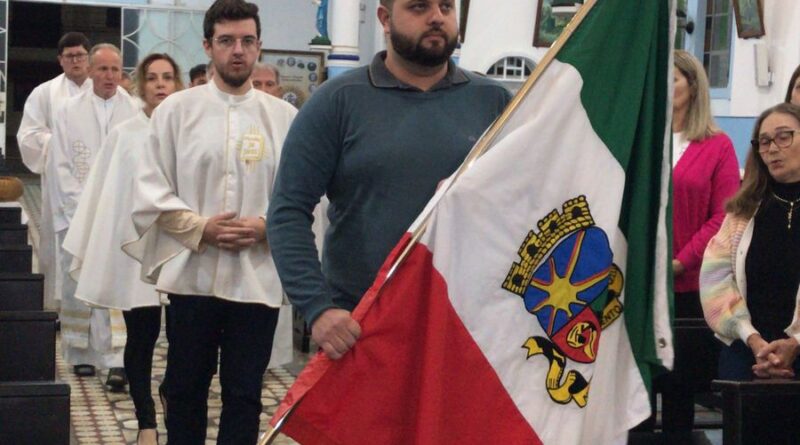 Prefeito carregou a bandeira de Nova Trento durante a entrada da celebração