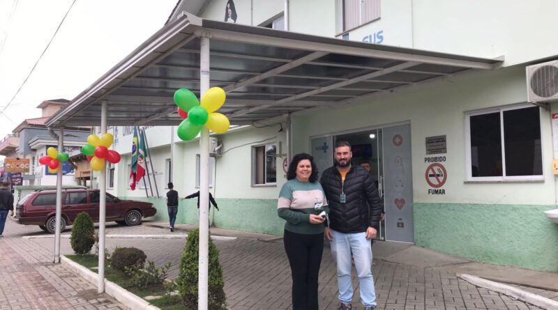 Secretária de Saúde, Maria Cristina Adami, e secretário Adjunto de Saúde, Thiago Marchiori, defronte à UBS Madre Paulina, onde ocorreram os exames.