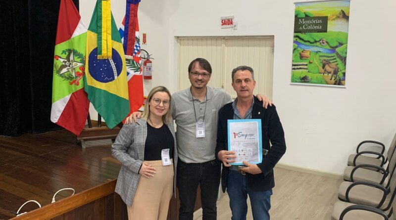 Da esquerda para a direita: a jornalista Márcia Peixe, o professor Malcom Tonini e o diretor do Centro de Memória, Juliano Mazzola
