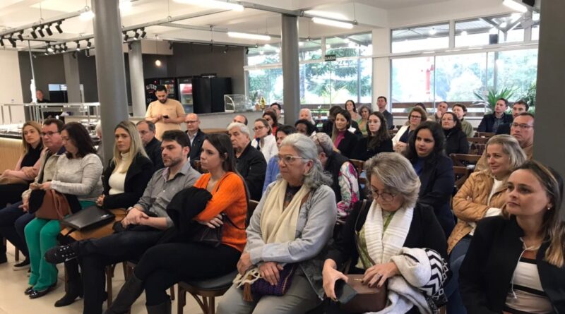 Aproximadamente 60 pessoas da área turística participarem do evento promovido pela Secretaria de Cultura e Turismo